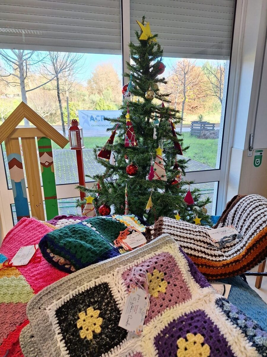 Árvore de Natal com mantas de crochet feitas na casa